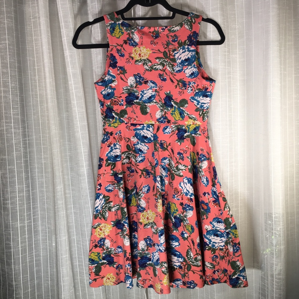 ❌SOLD❌ Never worn peach floral dress - Picture 2 of 5